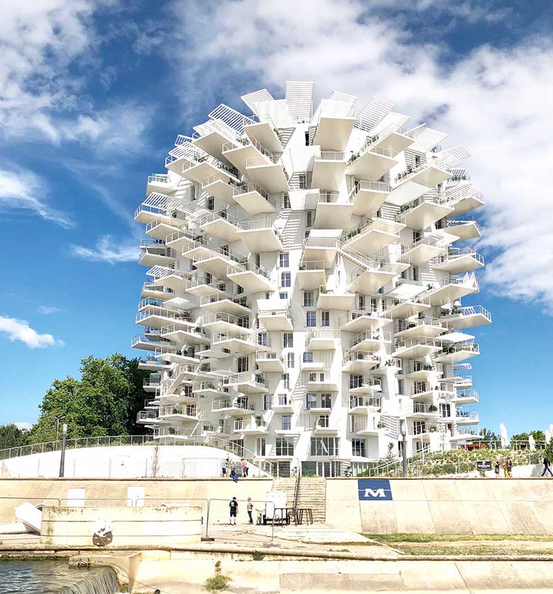 emira-t.jp 建築家・藤本壮介らが設計を手がけた、「L’Arbre Blanc」(フランス語で「白い木」)が2019年6月に竣工した。
“モンペリエの伝統的なライフスタイルを高層ビルで実現すること”を重視して生み出されたという。
【北九州 新築・注文住宅】