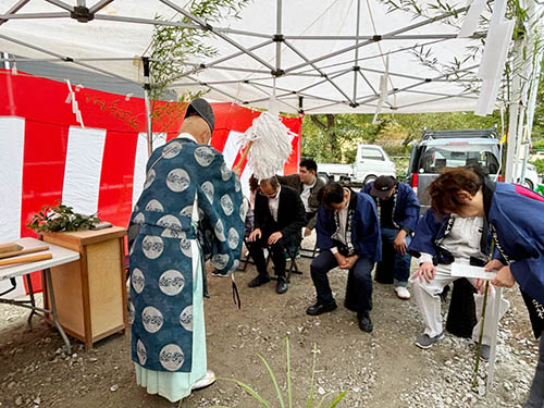 参列者全員で「家が繁栄し、家族が幸せに暮らせるように」という願いを込めて土地に礼を尽くします。【北九州 新築・注文住宅】