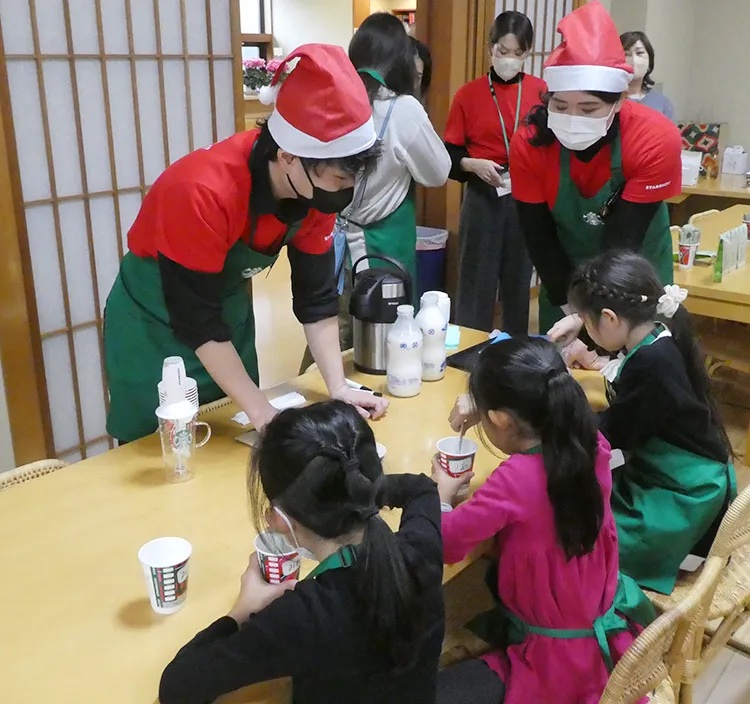 日本食糧新聞 2023.12.22 パートナー(従業員)と一緒にコーヒーをいれる子どもたち【北九州 新築・注文住宅】